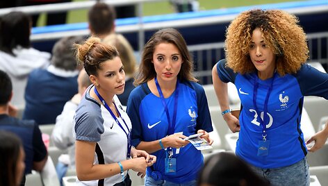 Blaise Matuidi žmona Isabelle (kair.) ir Lucaso Digne žmona Tiziri (centre)