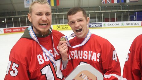 Nerijus Ali&scaron;auskas (de&scaron;inėje)