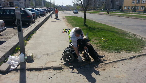 Neįgalus vilnietis kelią skynėsi kirviu