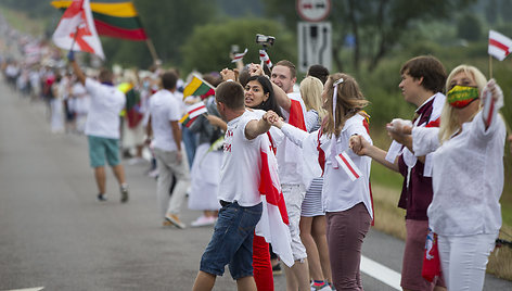 50 tūkstančių žmonių stojo į gyvą grandinę: lietuviai solidarizuojasi su baltarusiais