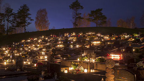 Vakaras Karveliškių kapinėse