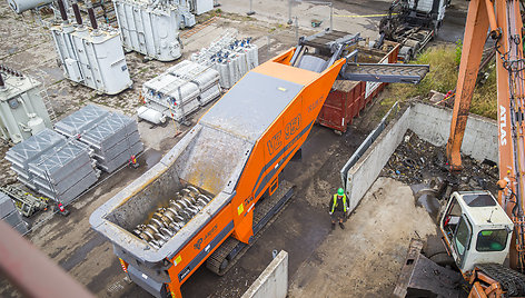 Vilniaus miesto savivaldybė pradėjo nutemptų ir bešeimininkiais pripažintų automobilių utilizavimo darbus