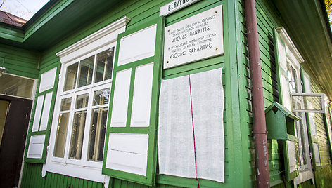Ant namo kuriame gyveno aktorė Kazimiera Kymantaitė atidengtas atminimo ženklas