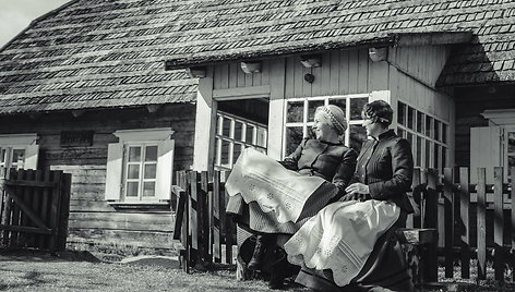 Malvina – Irma Marčienė, Akvelina – renginių organizatorė ir dorinio ugdymo mokytoja Aušrelė Sereikienė (kairėje)