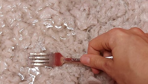 Sutriname tualetinį popierių &scaron;akute ir trintuvu