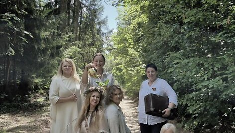 Agnė kartu su bendramintėmis įkūrė klubą &bdquo;Pasakonė&ldquo;