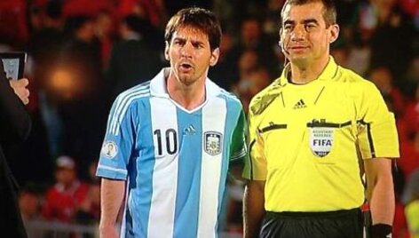 Argentinos futboo rinktinės lyderis Lionelis Messi ir mačo arbitras Nicolasas Yegrosas