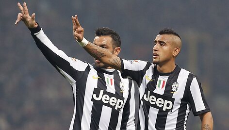 &bdquo;Juventus&ldquo; žaidėjai  Arturas Vidalis ir Fabio Quagliarella aik&scaron;ina, kad nebuvo 11 metrų baudinio. 