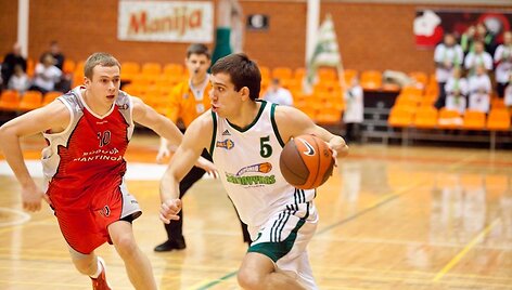 Ketvirtajame kėlinyje spurtavę suvalkiečiai i&scaron;vykoje 82:79 nugalėjo iki tol namų aik&scaron;tėje nepralaimėjusius &Scaron;akių &ldquo;Zanavyko&rdquo; krep&scaron;ininkus.