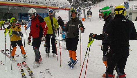 &Scaron;alies kalnų slidinėjimo čempionato belaukiant &ndash; trečias i&scaron; de&scaron;inės: absoliutus Lietuvos čempionas Karolis Janulionis.
