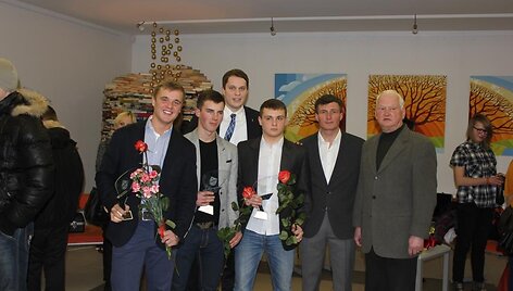 Geriausi Elektrėnų ledo ritulininkai: R.Bacevičius, M.Marcinkevičius, Ledo ritulio federacijos vadovas P.Nausėda, D.Žukovas, S.Krumkač ir ir buvęs &bdquo;Energijos&ldquo; vadovas A.Visockas