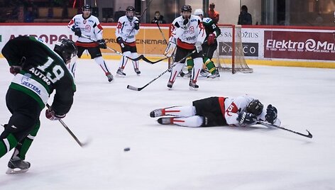 Nacionalinės ledo ritulio lygos čempionate &Scaron;iaulių &bdquo;Ledo linija&ldquo; Klaipėdoje po 17 įvarčių &scaron;ou 9:8 nugalėjo vietos &bdquo;Baltiją&ldquo; ir antrą kartą sezone įveikė I-o diviziono Vakarų konferencijos lyderę.