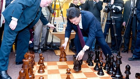 Seime &scaron;achmatais žaidė V.Landsbergis ir K.Iliumžinovas