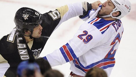 &bdquo;Penguins&ldquo; žaidėjas Derykas Engellandas ai&scaron;kinasi santykius su &bdquo;Rangers&ldquo; atstovu  Ryanu Clowe'u