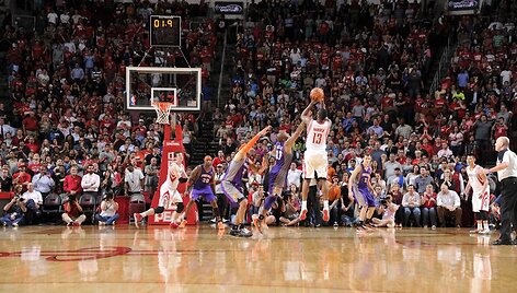 Jameso Hardeno metimas lėmė &bdquo;Rockets&ldquo; pergalę