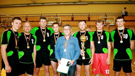  &Scaron;alies vasaros žaidynių pirmenybes laimėjusi Lazdijų sporto centro vyrų tinklinio komanda su treneriu Anatolijumi Mikutovskiu (centre).