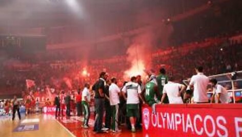 &bdquo;Olympiakos&ldquo; ir &bdquo;Panathinaikos&ldquo; dvikova buvo nutraukta dėl sirgalių riau&scaron;ių