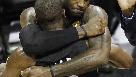  LeBronas Jamesas ir Dwyane'as Wade'as džiaugiasi pergale 