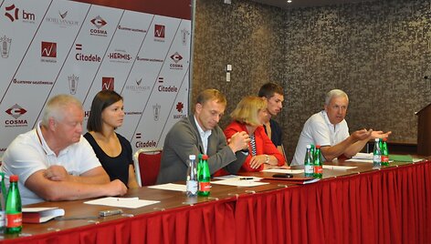 Lengvosios atletikos federacijos atstovų spaudos konferencija: viduryje &ndash; E.Skrabulis.