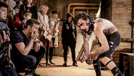 Butō &scaron;okio teatro OKARUKAS performansas &bdquo;Birds&ldquo;