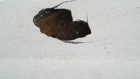 Klaipėdoje &Scaron;ilutės plente atsivėrė smegduobė