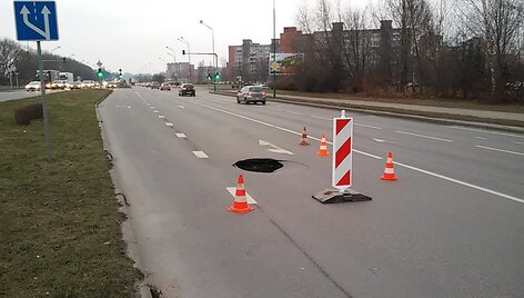 Klaipėdoje &Scaron;ilutės plente atsivėrė smegduobė