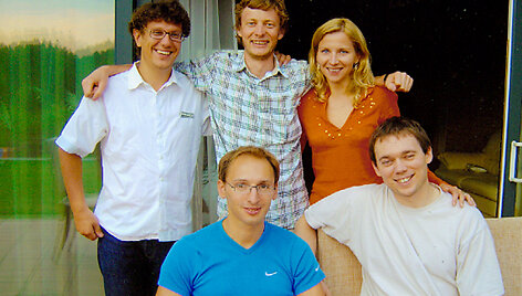 2005 m. liepą įsteigiama UAB &bdquo;15min&ldquo;. Jos keturi įkūrėjai &ndash; Tomas Balžekas, Tomas Bindokas, Vytautė &Scaron;maižytė ir Daumantas Mikučionis. Įmonės investuotojas Edvinas Dovydaitis patiki startuolio komanda ir finansuoja &scaron;io veiklą. 