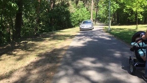 &bdquo;CityBee&ldquo; priklausantis &bdquo;Volkswagen&ldquo; važinėjo Panemunės &scaron;ilo pėsčiųjų takais