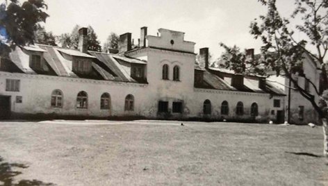 Respublikinei Vilniaus psichoneurologinei ligoninei priklaususio Kairėnų filialo didysis pastatas, 1959 metai.