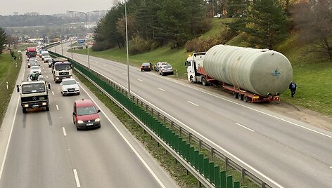 Sostinėje pro viaduką nepralindo sunkvežimis