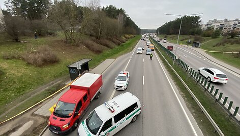 Sostinėje pro viaduką nepralindo sunkvežimis