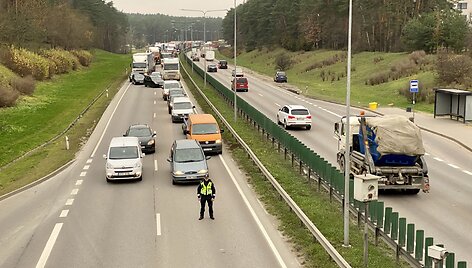 Sostinėje pro viaduką nepralindo sunkvežimis