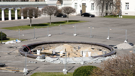 Prezidentūros rūmų kiemelyje fontano statybos darbai