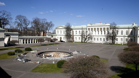 Prezidentūros rūmų kiemelyje fontano statybos darbai