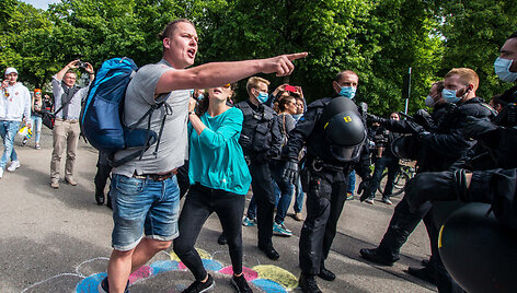 Protestai prie&scaron; vie&scaron;ojo gyvenimo apribojimus Vokietijoje