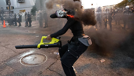 JAV tęsiasi protestai dėl George'o Floydo nužudymo