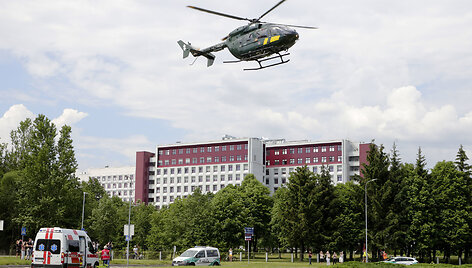 Santari&scaron;kių žiede leidosi sraigtasparnis su donoro kepenimis