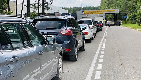 Automobilių eilės prie &bdquo;Regitros&ldquo;