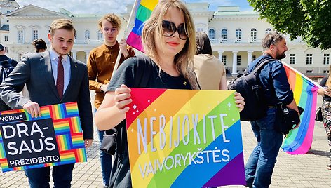 LGBT bendruomenės simbolinė prezidento padrąsinimo akcija – piketas