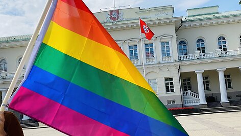 LGBT bendruomenės simbolinė prezidento padrąsinimo akcija &ndash; piketas