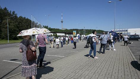 Eilės laukiančiųjų prie „Litexpo“