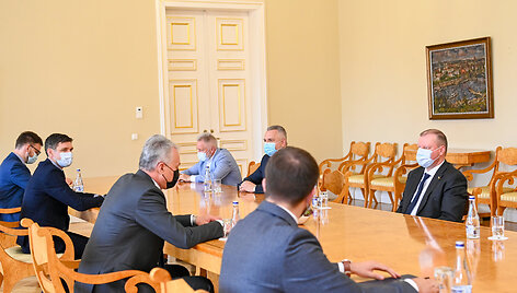 Prezidentas susitiko su S.Skverneliu ir opozicinių frakcijų seniūnais