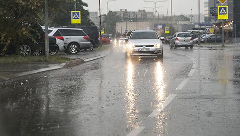 Vilnių nuplovė vasariškas lietus