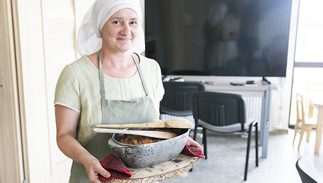 Dalia Ramonienė ir jos gamybos žaslietiškas kugelis