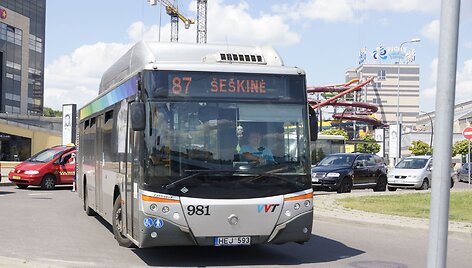 Autobusai nepravažiuoja dėl stovinčių automobilių