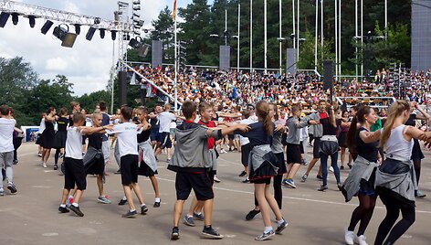 Vaikų dainų &scaron;ventės repeticija Kalnų parke