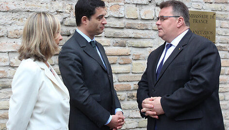 Užuojautų parei&scaron;kimas dėl i&scaron;puolio Nicoje prie Prancūzijos ambasados Vilniuje