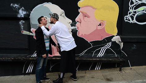 Atnaujintas grafitis su Donaldo Trumpo ir Vladimiro Putino bučiniu