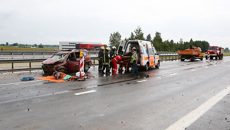 Greitkelyje A2, kelio Vilnius&ndash;Panevėžys 65-ame km, vertėsi automobilis