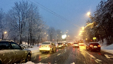 Eismą &scaron;alies keliuose sunkina plikledis ir &scaron;lapdriba
